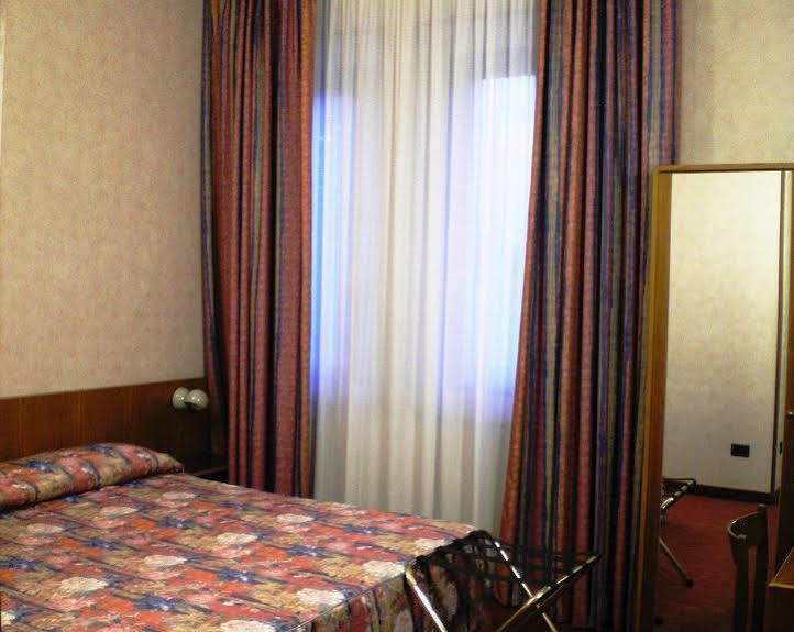 Hotel Pico Mirandola Extérieur photo